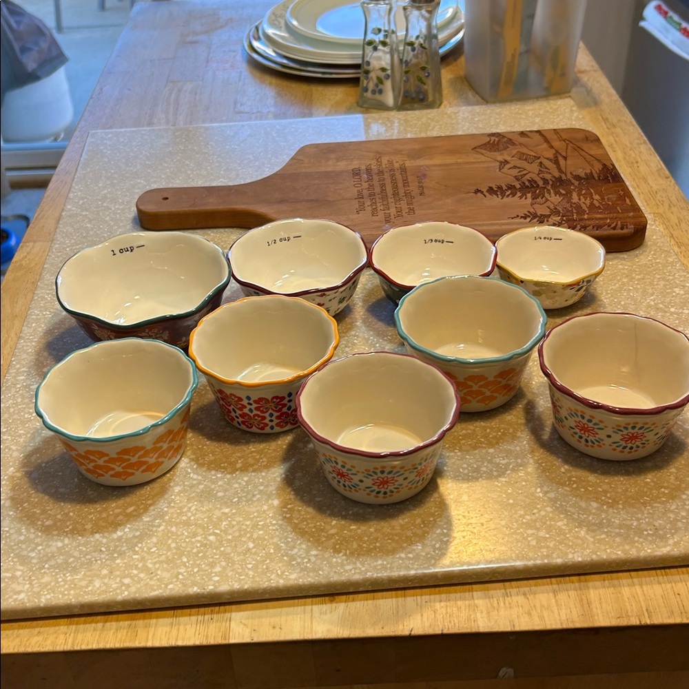 Pioneer women 5 ramekins and measuring cups 4 - Picture 3 of 9